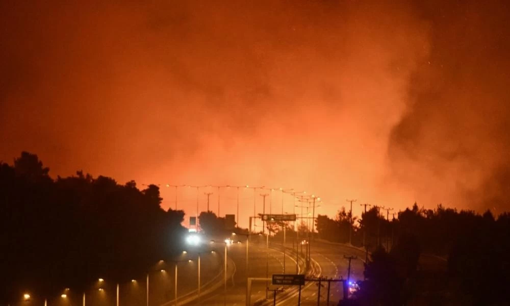 Φωτιά στην Αττική: Δύο μεγάλα μέτωπα σε Ιπποκράτειο Πολιτεία και Αφίδνες - Εκκενώνεται και το Καλέντζι